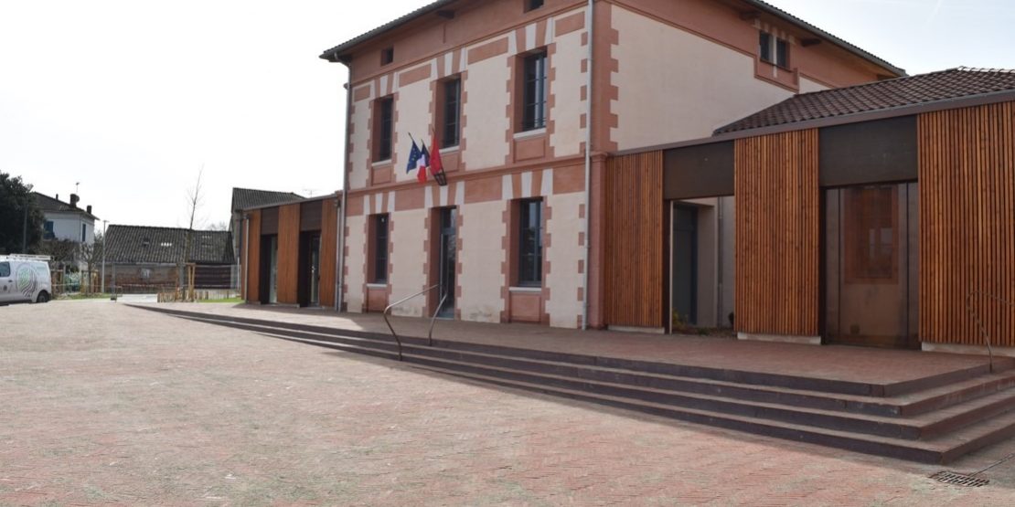 ORGUEIL PARVIS DE LA MAIRIE