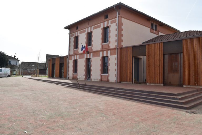 ORGUEIL PARVIS DE LA MAIRIE